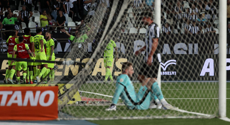 O Palmeiras conseguiu uma virada sensacional. Calou o Nilton Santos. E está a três pontos do líder Botafogo
