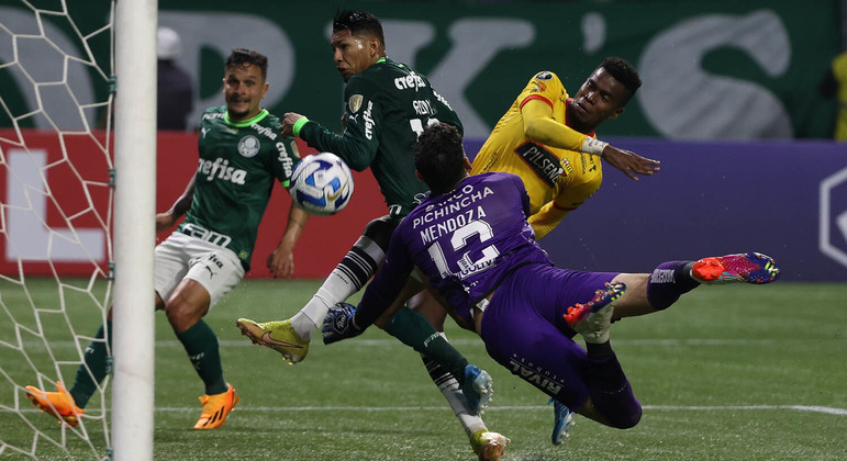 Palmeiras deu uma blitz impressionante no Barcelona, no segundo tempo. Marcou quatro gols