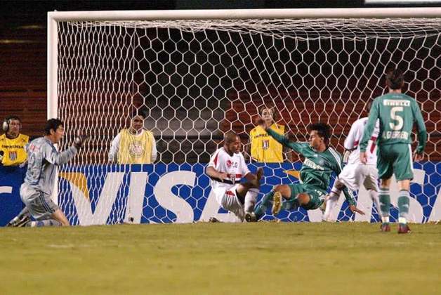 Palmeiras 1 x 1 São Paulo - 2006: outro Choque-Rei na Libertadores. Na ida, empate por 1 a 1. Amoroso abriu para o Tricolor, e Edmundo empatou para o Verdão. 
