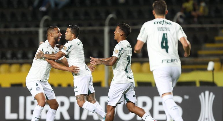 Jogadores do Palmeiras comemoram o gol anotado por Dudu (ao centro) na Venezuela