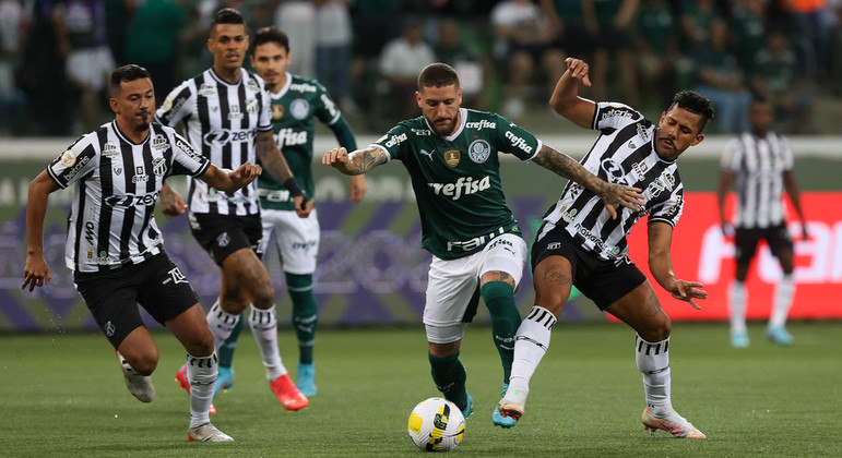 Os jogadores do Palmeiras foram encurralados pelos do Ceará. A diferença física desequilibrou