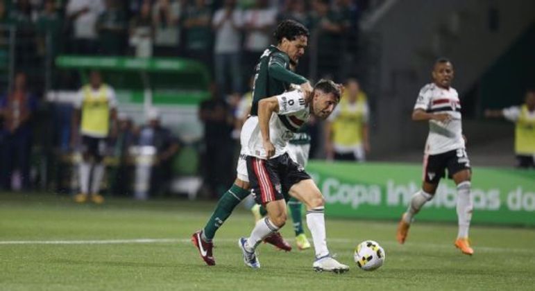 Gómez fez pênalti em Calleri. Mas o atacante do São Paulo estava impedido, e o VAR não checou
