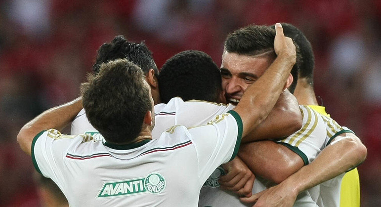 2014Bem diferente da situação deste ano, o Palmeiras ficou na 16ª colocação e não caiu graças a 40 pontos