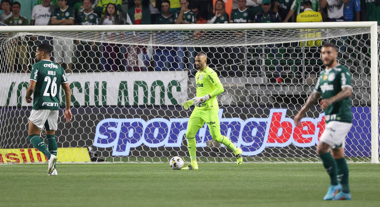 Weverton domina bola durante a derrota do Palmeiras para o Athletico-PR pelo Brasileirão