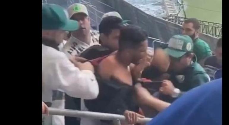 Torcedor do Flamengo infiltrado na principal organizada do Palmeiras. Foi agredido, sem piedade