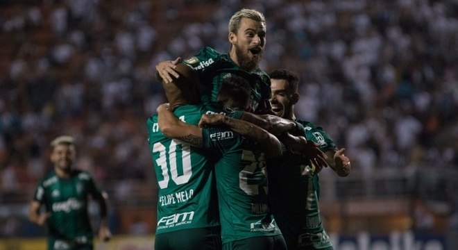Palmeirenses comemoram gol de Willian Bigode que garantiu vitória sobre o Santos