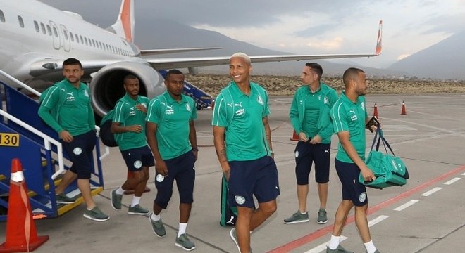 Jogadores do Palmeiras desembarcam no aeroporto em Arequipa