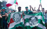 E a festa na frente do CT tomou conta do ambiente, com os fanáticos gritando alto para empurrar os jogadores rumo à final da Libertadores