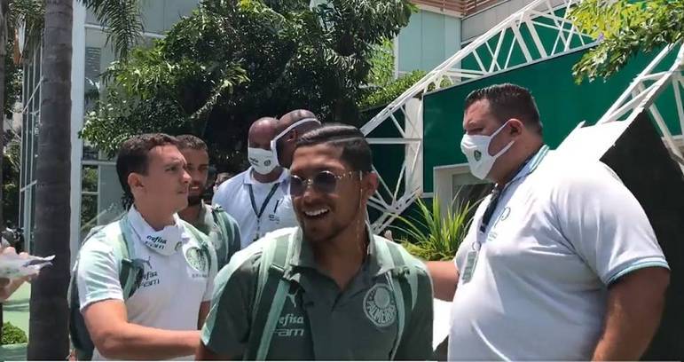 Rony foi um dos jogadores ovacionados na saída do CT a caminho do aeroporto de Guarulhos, cidade da região metropolitana de São Paulo