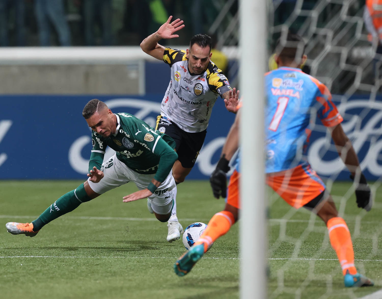 Rafael Navarro sofreu o pênalti do segundo gol do Palmeiras. Atacante foi muito bem na partida