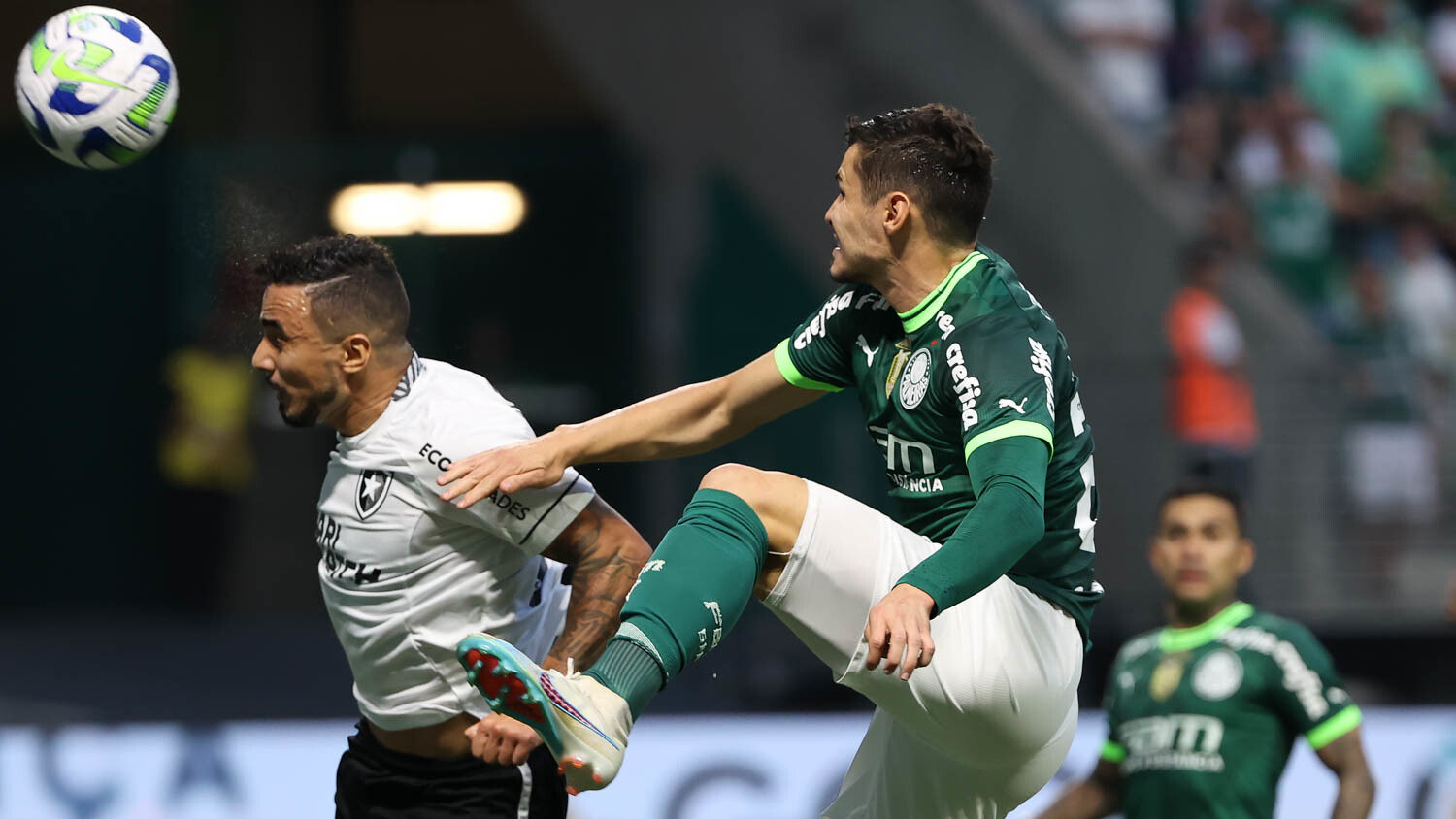 Raphael Veiga fez péssimo jogo. Foi anulado por Marlon Freitas. Palmeiras precisa de mais um meia