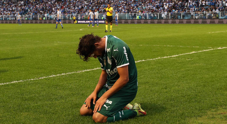 Palmeiras desperdiçou dois pontos importantíssimos contra o Avaí. Scarpa marcou, de pênalti