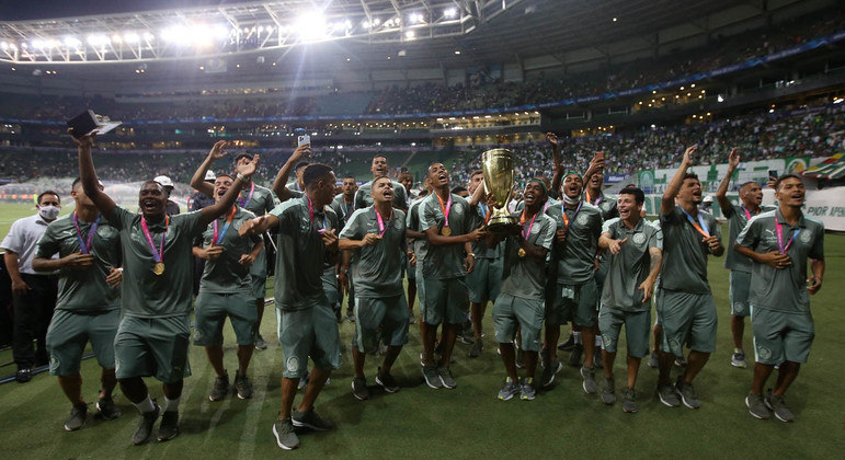 Garotos desfilaram mostrando o troféu da Copa São Paulo. "No meu time, agora não", diz Abel