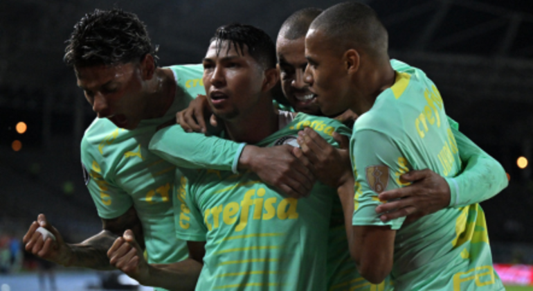 4. Pode alcançar feito do Santos de PeléAinda na quarta, às 21h30, o Verdão enfrenta o Deportivo Pereira. Com a vitória praticamente garantida, o Palmeiras pode igualar um feito possível apenas ao Santos de Pelé: chegar à semifinal da Libertadores quatro vezes seguidas