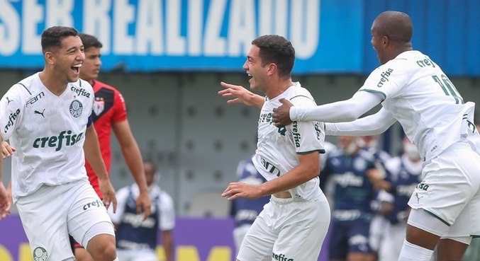 Bicalho, Fabinho e Vitinho (a partir da esq.) comemoram gol do Palmeiras