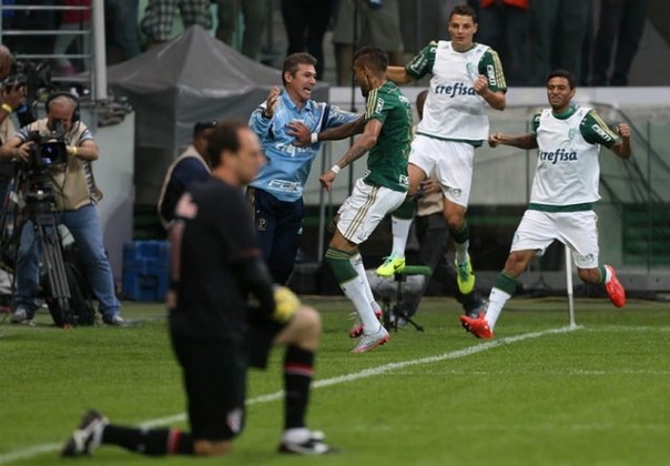 Palmeiras 3 x 0 São Paulo - 2015: a primeira vitória do Verdão sobre o Tricolor no Allianz Parque. A partida ficou marcada por um golaço de Robinho, que encobriu Rogério Ceni em chute do meio de campo.Os outros dois gols do jogo foram de Rafael Marques.