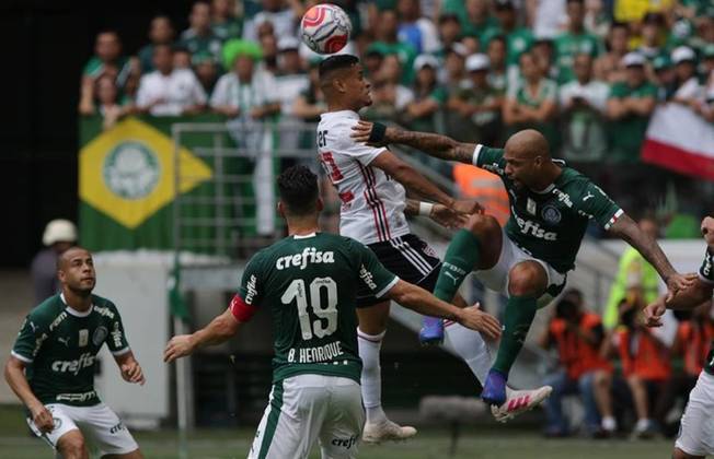 Palmeiras 3 x 0 São Paulo - Brasileirão 2019 - O troco do Verdão veio no Brasileiro, com uma goleada. Os gols foram marcados por Bruno Henrique, Felipe Melo e Gustavo Scarpa.