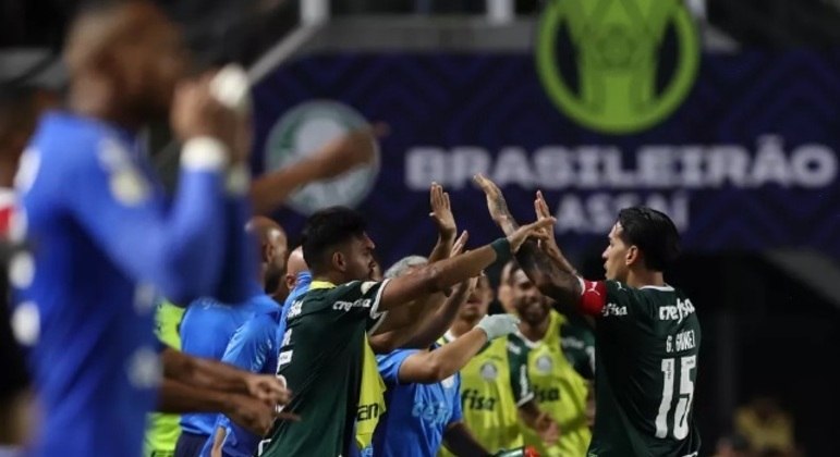 Zagueiro Gustavo Gómez comemora com companheiros, gol no clássico contra o Santos