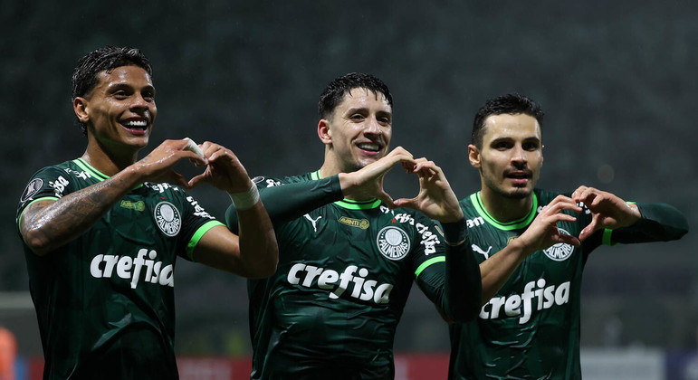 Richard Ríos, Piquerez e Raphael Veiga. Jogadores em festa pela goleada no Allianz