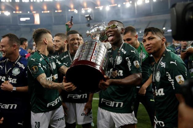 O Palmeiras pode entrar para grupo seleto de clubes campeões consecutivos da Copa Libertadores caso conquiste o torneio continental neste sábado (27), em confronto contra o Flamengo, no Estádio Centenário de Montevidéu, no Uruguai. Em 2000, o Verdão bateu na trave quando perdeu na final para o Boca Juniors. Confira clubes que já conseguiram realizar o feito de conquistar a Libertadores de forma consecutiva
