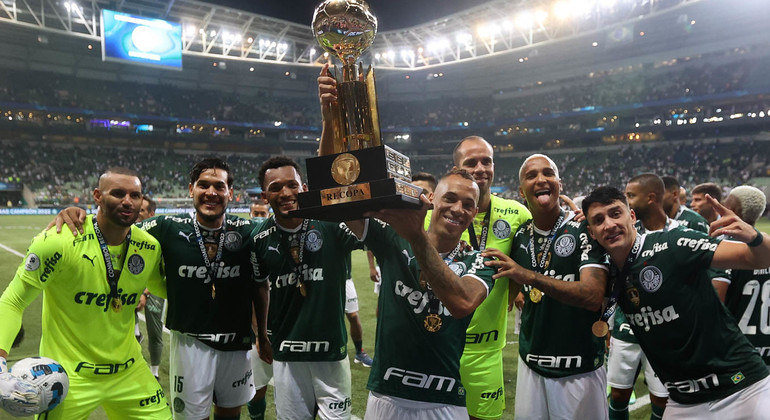 Jogadores do Palmeiras comemoram e erguem a taça de campeão da Recopa Sul-Americana