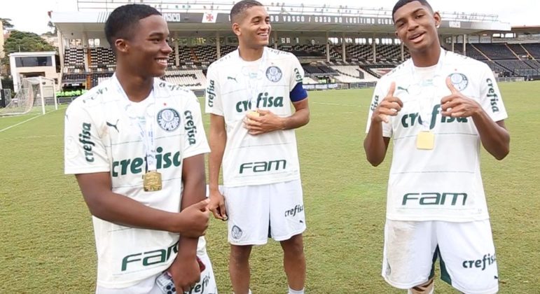 Endrick, Vareta e Luis Guilherme comemoram título da Copa do Brasil sub-17 pelo Palmeiras