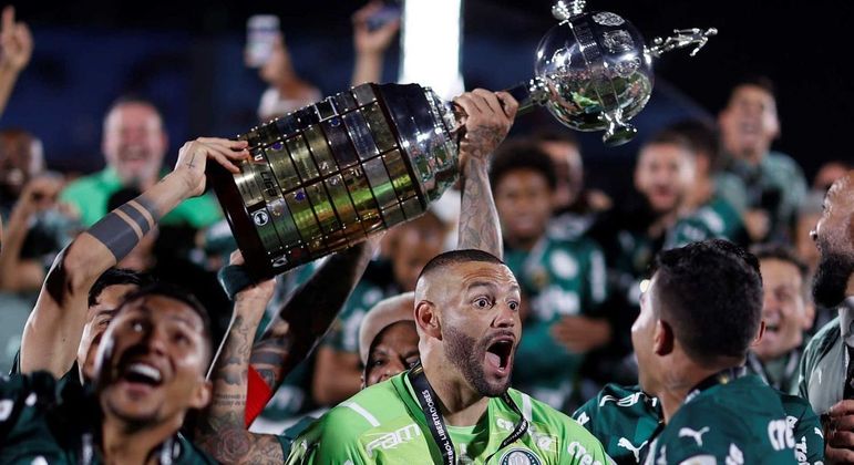 Rony e Weverton (ao centro) comemoram a Libertadores vencida pelo Palmeiras