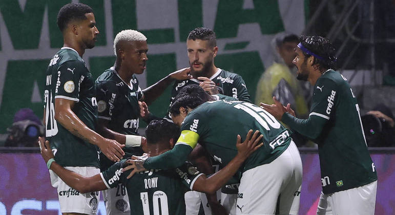 Jogadores do Palmeiras comemoram o gol marcado na goleada sobre o Fortaleza no Allianz