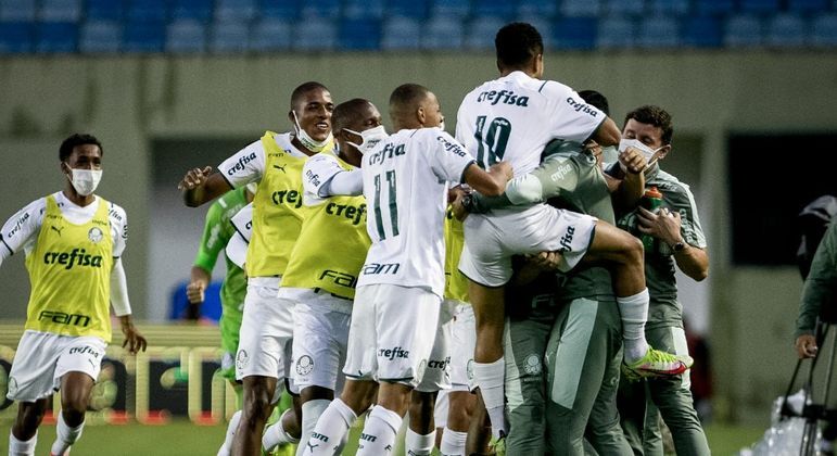 Crias da Academia comemoram a classificação do Palmeiras para semifinal