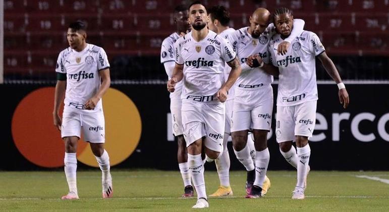 Jogadores do Palmeiras comemoram o gol da vitória sobre o Del Valle