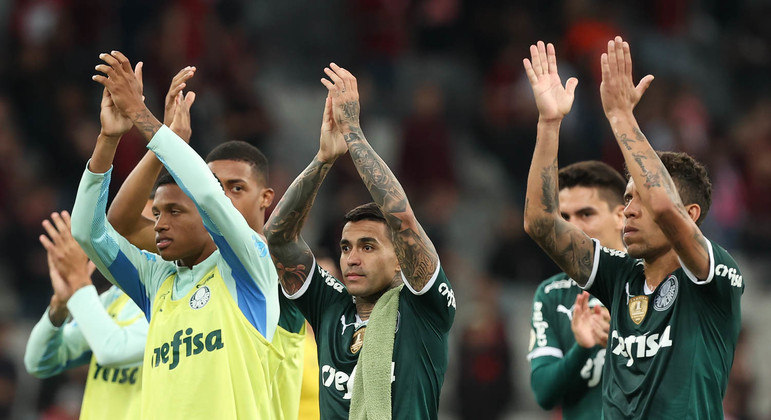 Jogadores do Palmeiras aplaudem a torcida que foi ao estádio da arena da Baixada, em Curitiba