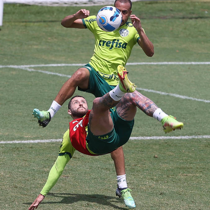 Zé Rafael, marcado por Mayke, tenta lance de bicicleta no treino do Palmeiras