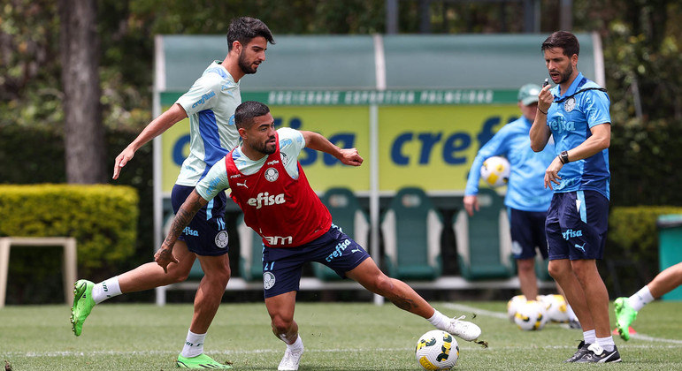 López e Bruno Tabata disputam a bola durante reapresentação do Palmeiras visando o Atlético