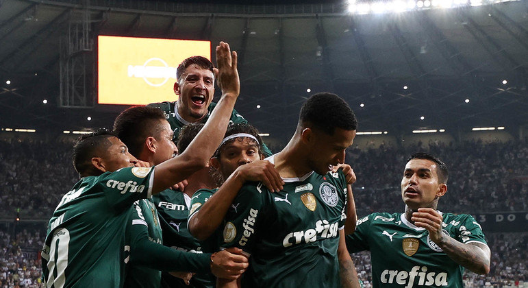 Jogadores do Palmeiras comemoram o gol anotado por Murilo contra o Atlético pelo Brasileirão