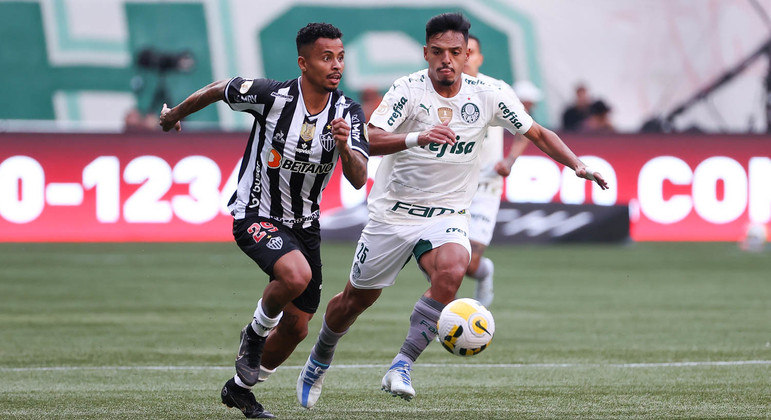 Allan e Gabriel Menino disputam a bola durante o empate entre Palmeiras e Galo no Brasileirão