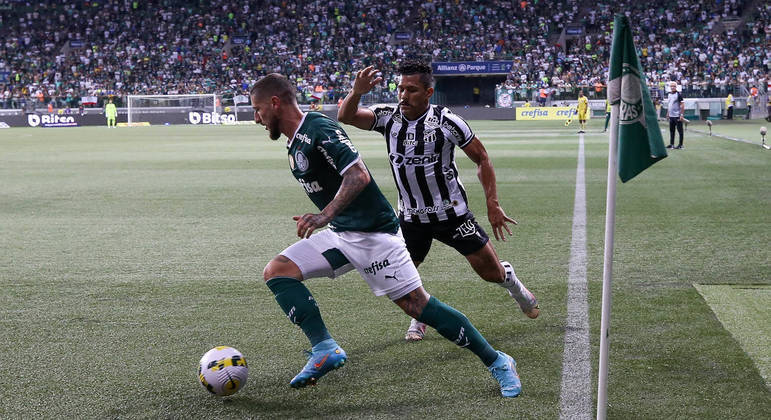 Zé Rafael e Fernando Sobral disputam a bola em derrota do Palmeiras para o Ceará no Allianz
