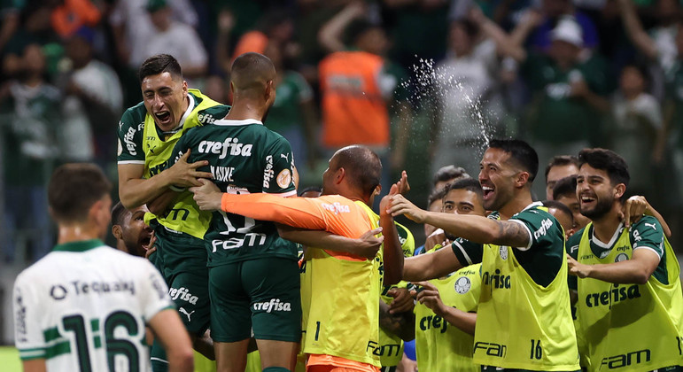 Elenco do Palmeiras comemora gol de cabeça de Mayke após escanteio do Scarpa no Allianz
