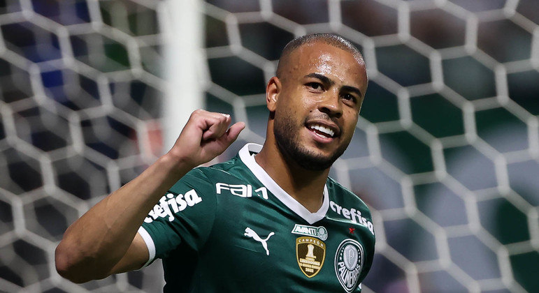 Mayke comemora o gol marcado na goleada do Palmeiras sobre o Coritiba pelo Brasileirão