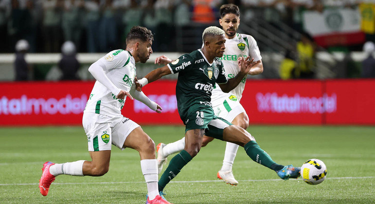 Danilo disputa a bola durante o duelo do 1º turno entre Palmeiras e Cuiabá no Allianz Parque