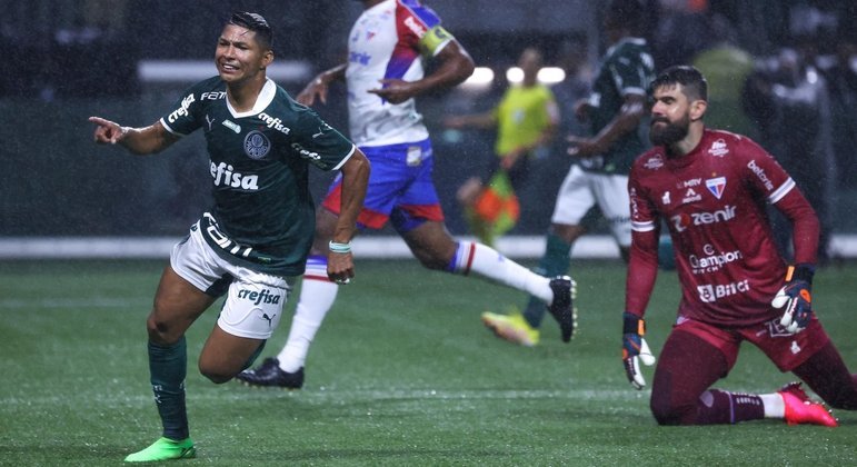 Rony comemora gol do Palmeiras diante do Fortaleza pela 35ª rodada do Brasileirão no Allianz