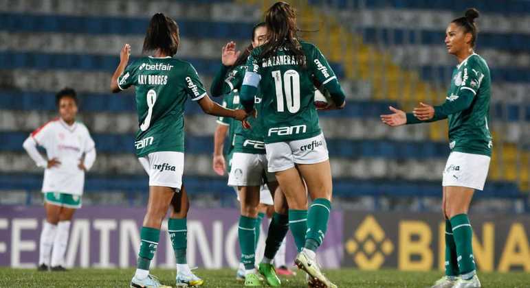 Jogadores do Palmeiras comemoram o gol na vitória sobre a Portuguesa pelo Paulistão