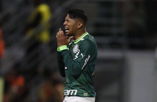 O Palmeiras se despediu da Copa do Brasil nesta quinta-feira (13) após ter perdido para o São Paulo no agregado por 3 a 1. Com mais uma atuação abaixo do esperado, a eliminação gerou uma onda de memes e zoeiras nas redes sociais. Confira as melhores provocações ao Verdão: