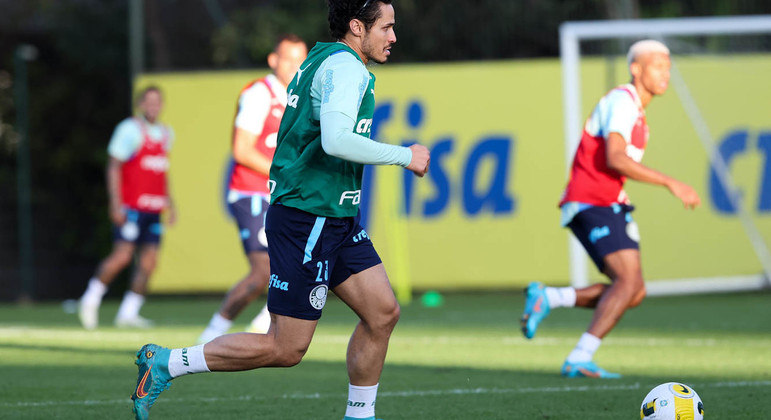 Raphael Veiga participa de último treino do Palmeiras visando o São Paulo pela Copa do Brasil