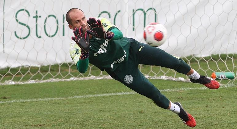 Marcelo Lomba treina com bola, preparando-se para a estreia no Campeonato Paulista