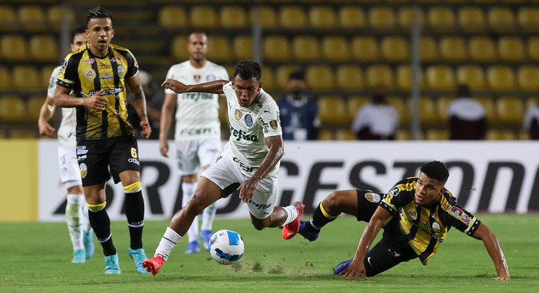 Gabriel Veron, do Palmeiras, passa pela marcação do Táchira na estreia da Libertadores 2022