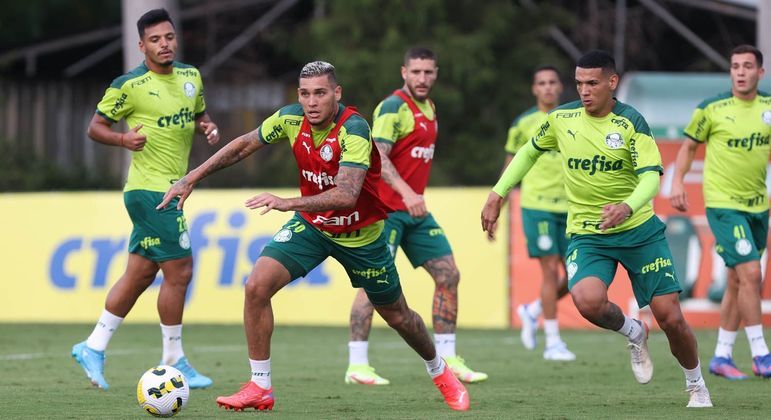 Navarro (ao centro) treina com os companheiros visando o Ceará pelo Brasileirão 2022