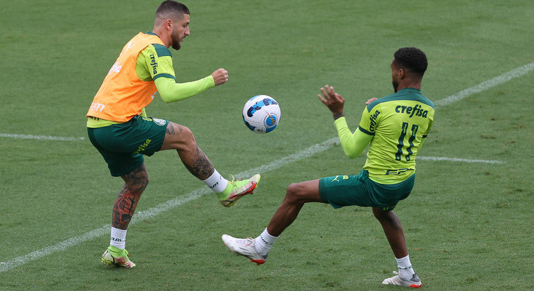 Zé Rafael e Wesley disputam lance durante treinamento do Palmeiras na Academia de Futebol