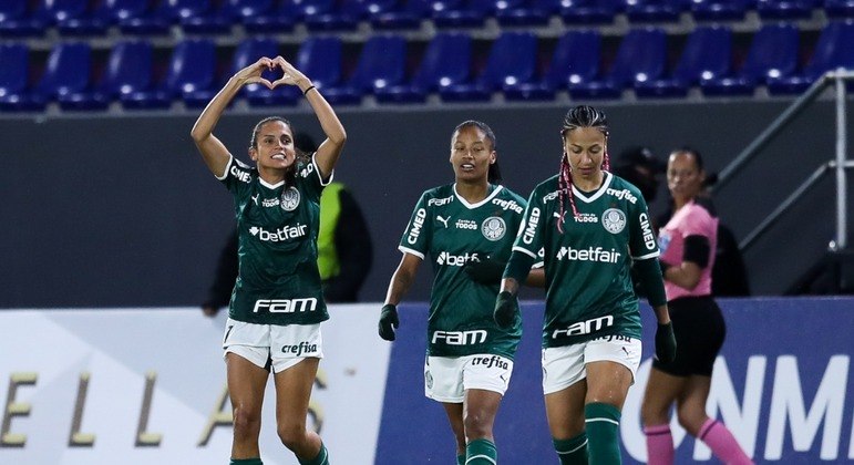 Duda Santos (à esquerda) comemora o gol marcado na vitória do Palmeiras na Libertadores