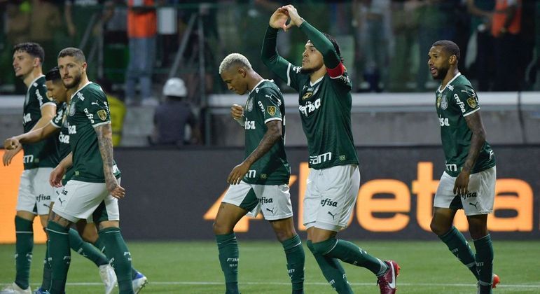 Capitão Gustavo Gómez comemora o quarto gol do Palmeiras diante do Cerro Porteño