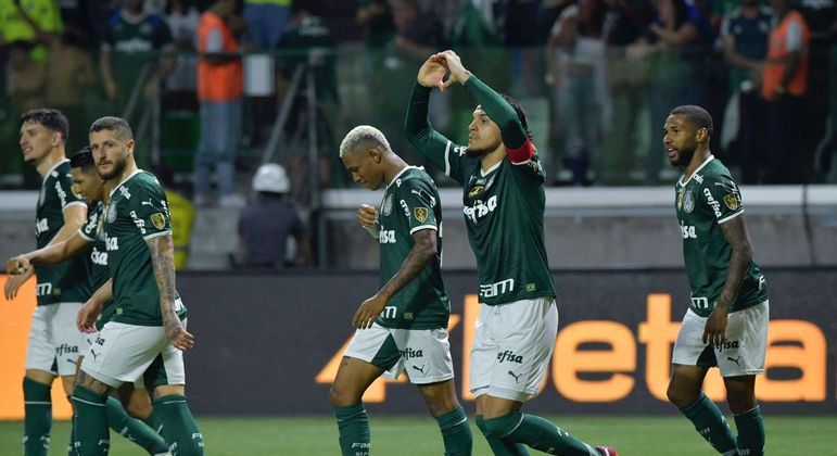 Capitão Gustavo Gómez comemora o quarto gol do Palmeiras diante do Cerro Porteño